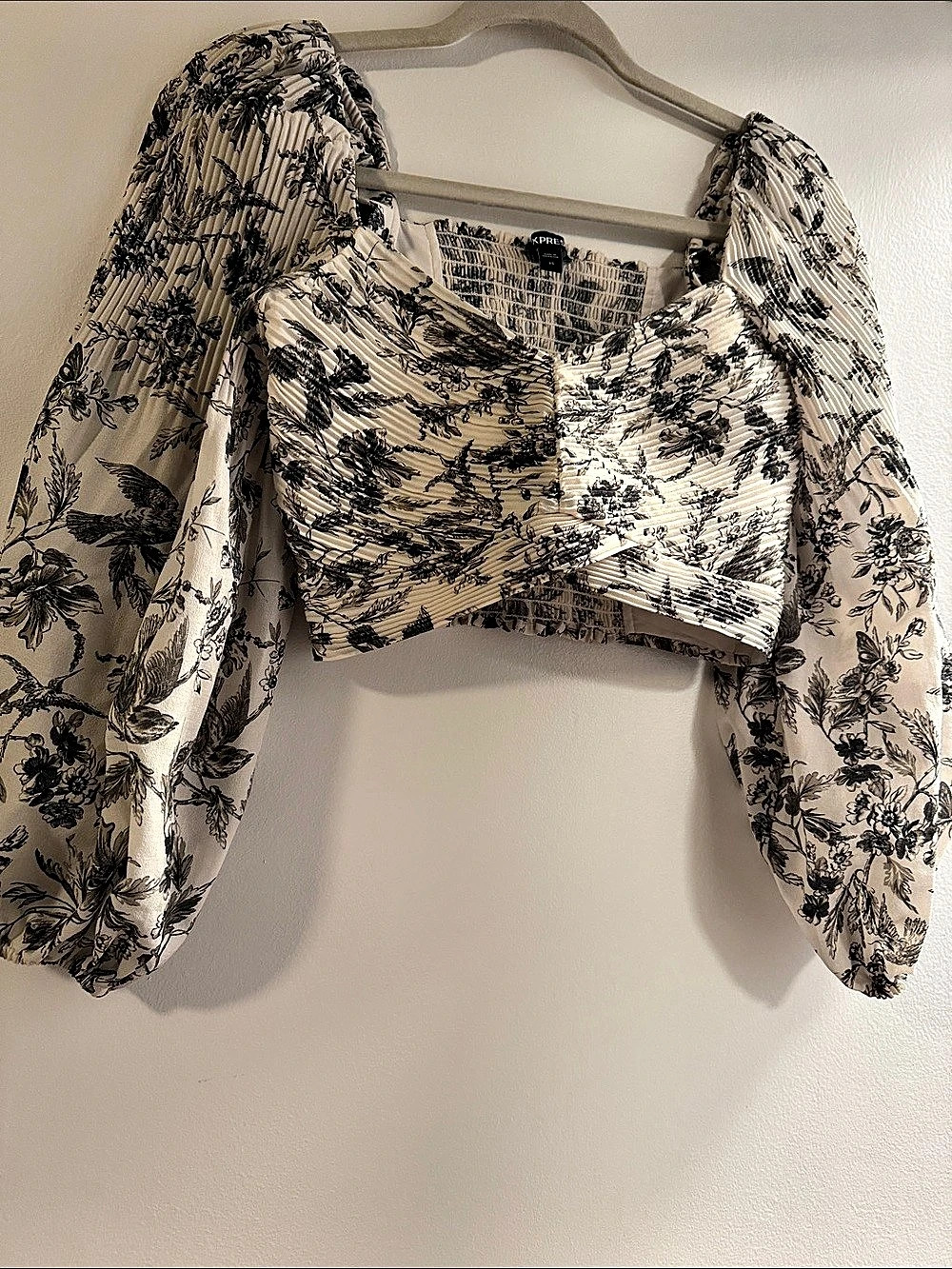 Express Floral Puff Sleeve Crop Top in Cream & Black XS Like New